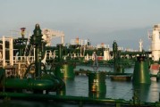 摇卦免费国际油价周二收高 地缘政治担忧与美元走弱双重支撑