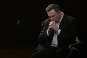 摇卦免费特斯拉股价收涨超3%：特朗普无意沟通，马斯克父亲劝儿子低头