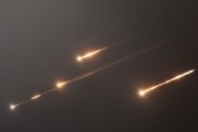 摇卦免费伊朗以导弹齐射回应以色列的大规模袭击